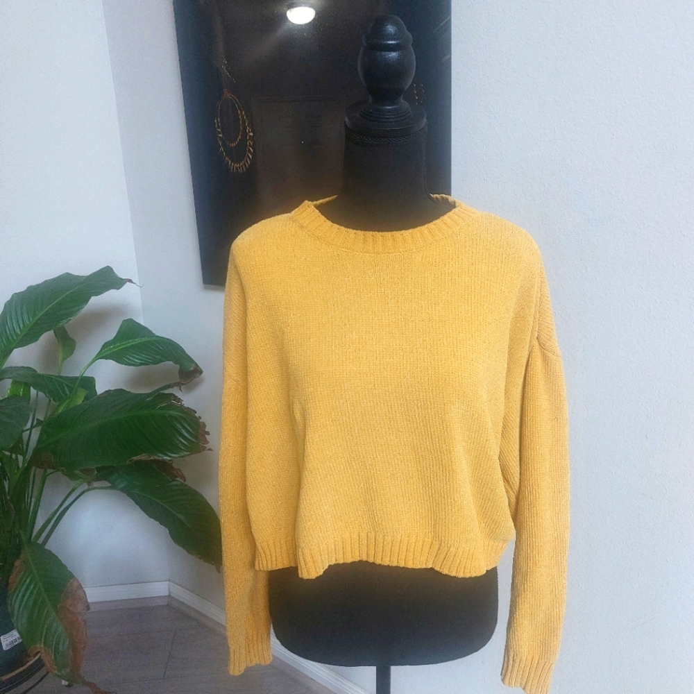 Social Scene Cropped Mustard Yellow Sweater Size Large.